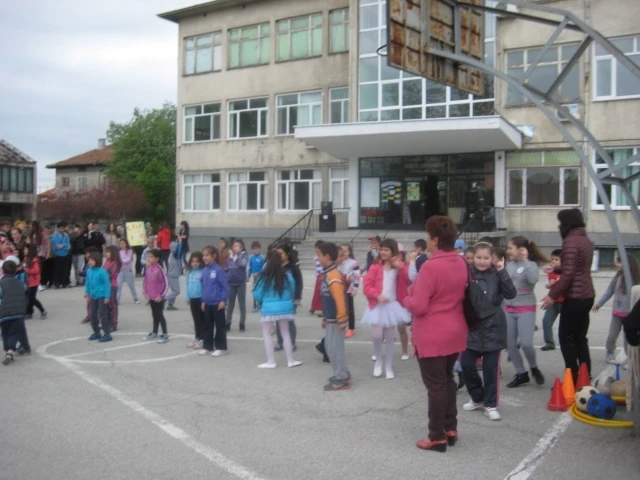 photo 2 – ОУ „Христо Смирненски“ – с. Тополи